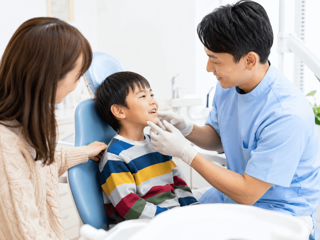 診察を受ける男の子
