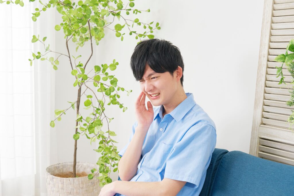虫歯で歯が痛む男性