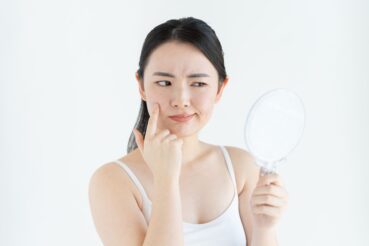 手鏡を持っている女性
