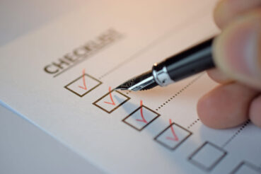 Checklist concept - checklist box with red checkmark, paper and 歯科衛生士が麻酔を行うために認定資格は必要?