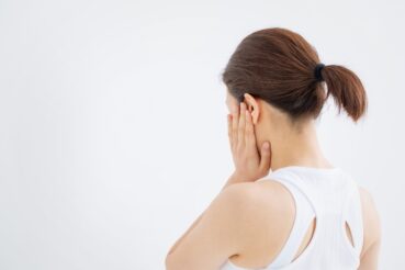 歯ぎしりで悩んでいる女性