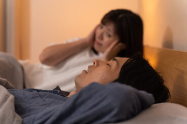 いびきに悩む日本人女性 いびきに悩む人