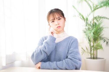  ボツリヌストキシン治療の気になることを考えている女性