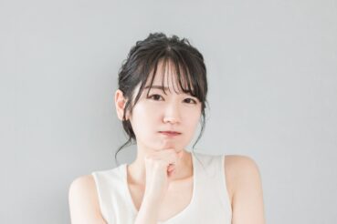  ボツリヌストキシン治療のダウンタイムを気にしている女性