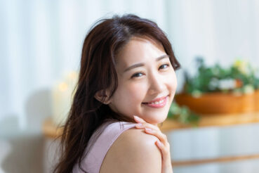 笑顔で振り向く女性