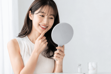 鏡を見る若いロングの女性